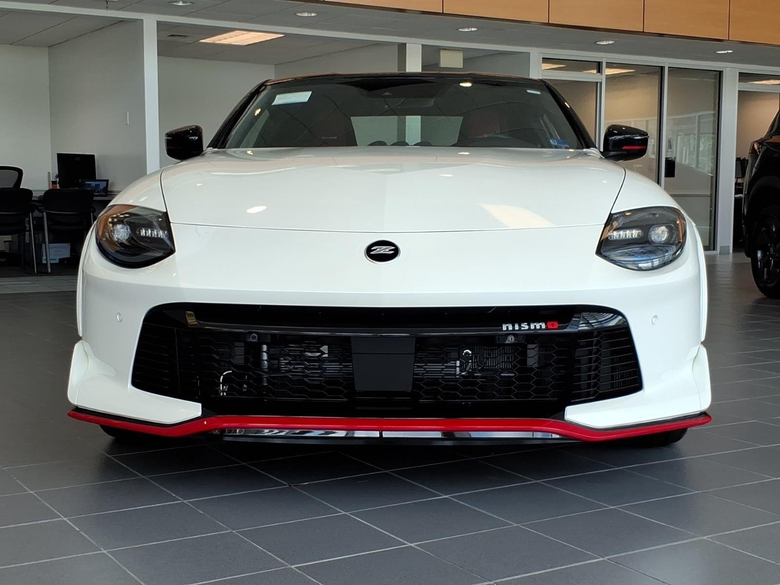 New 2027 Pearl White TriCoat / Super Black Two-tone Nissan NISMO® image 2