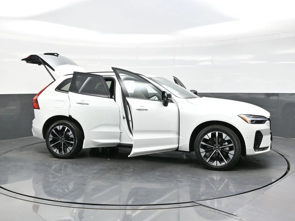 New 2026 Crystal White Volvo Plus image 38