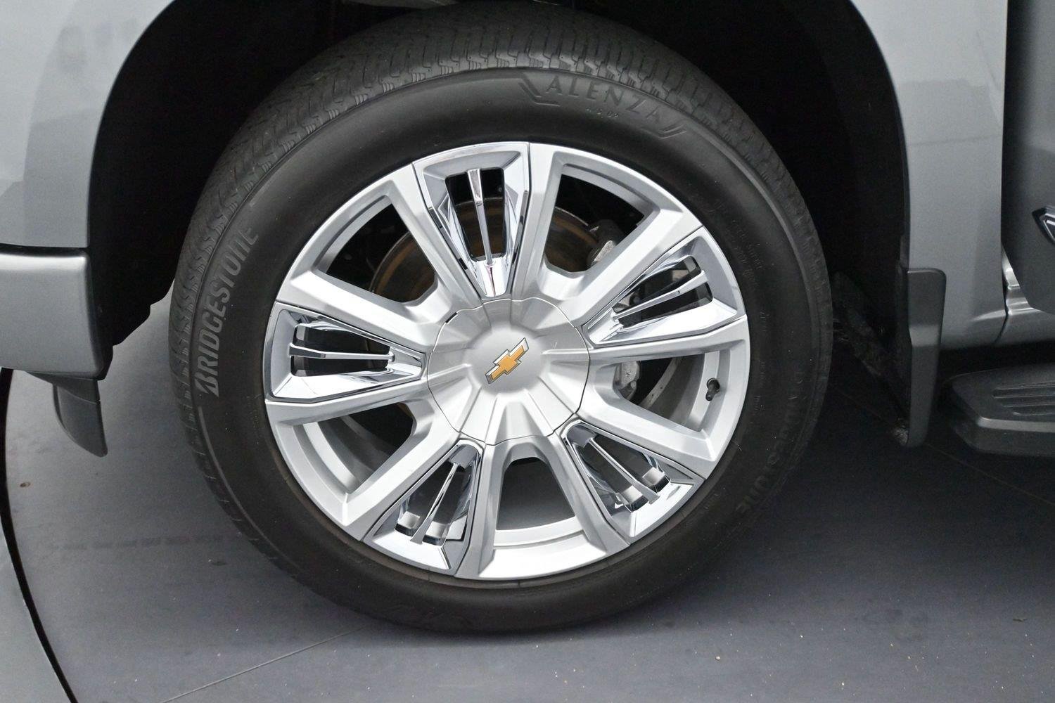 Used 2023 STERLING GRAY METALLIC Chevrolet High Country image 36