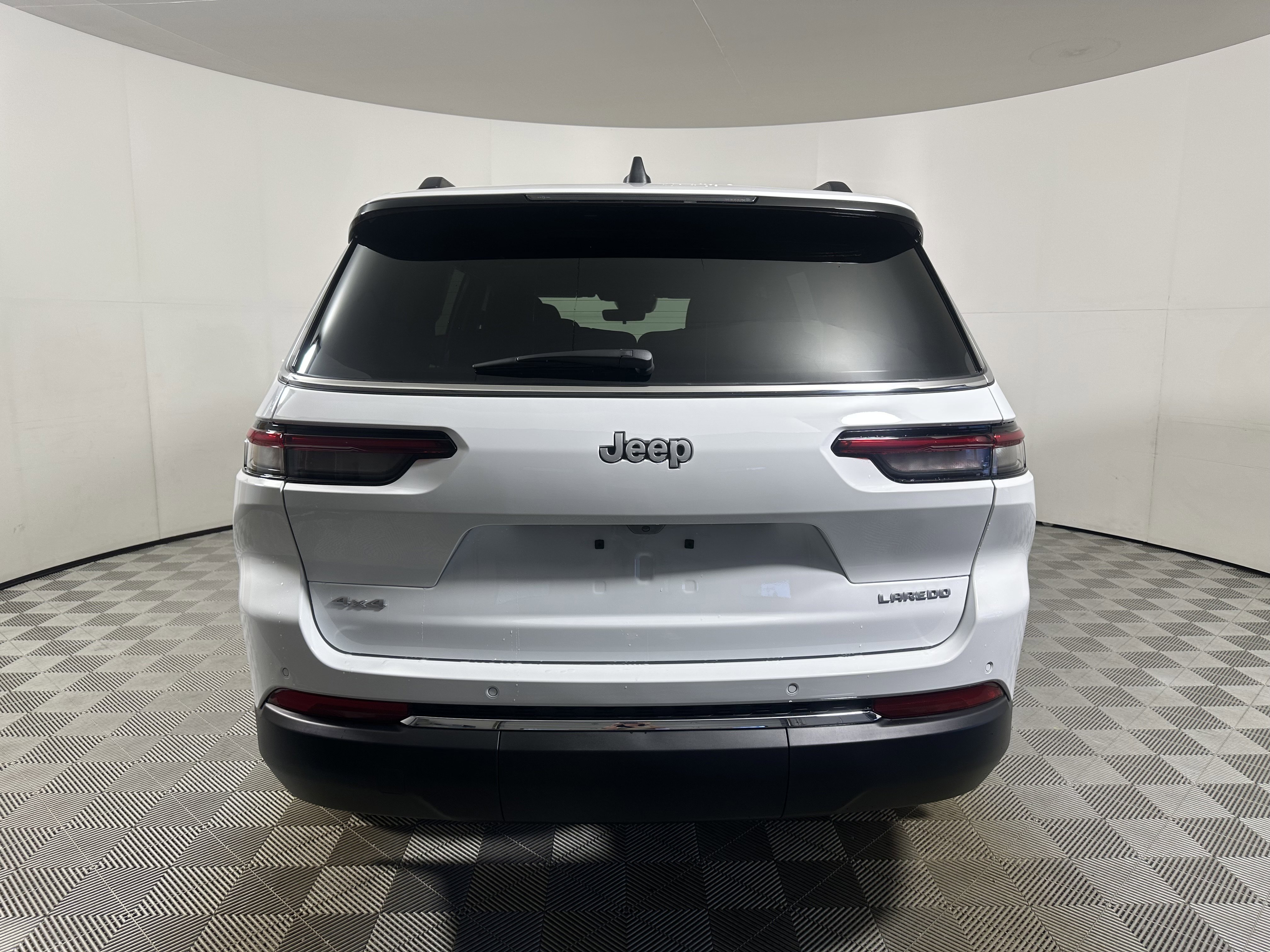 New 2026 Bright White Clear-Coat Exterior Paint Jeep Laredo X image 6