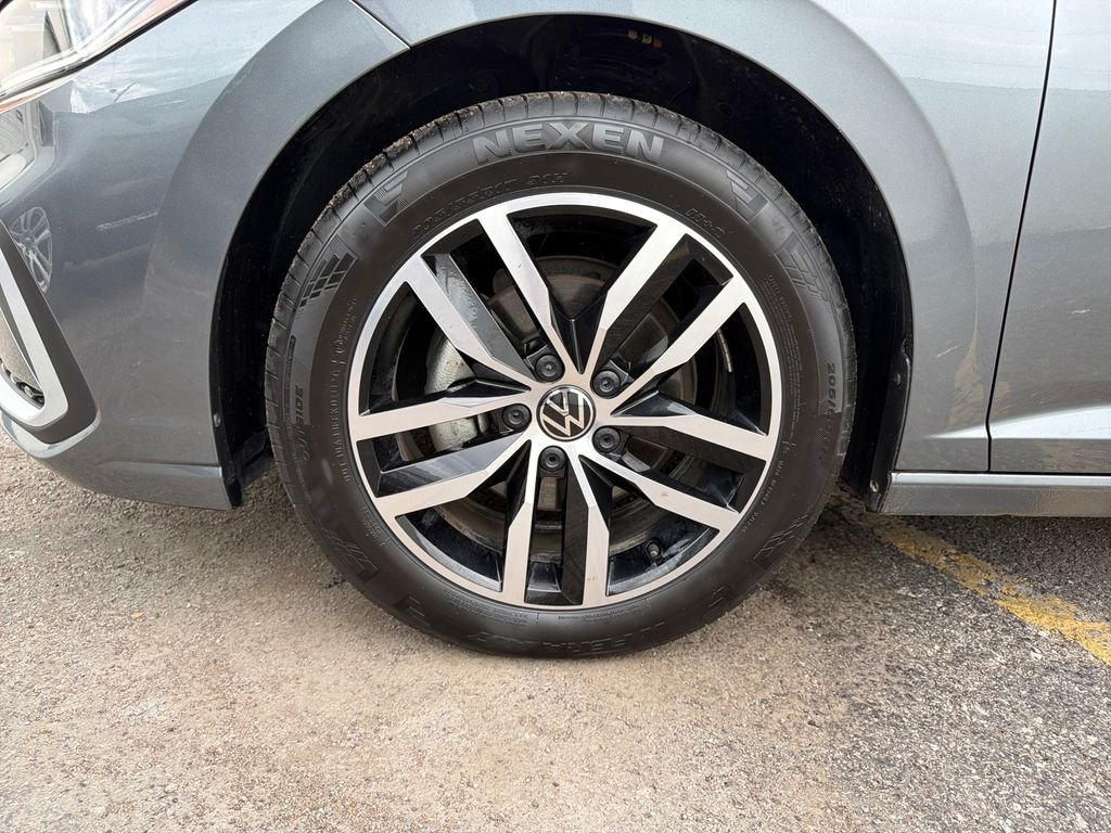 Used 2025 Gray Volkswagen 1.5T SE image 31