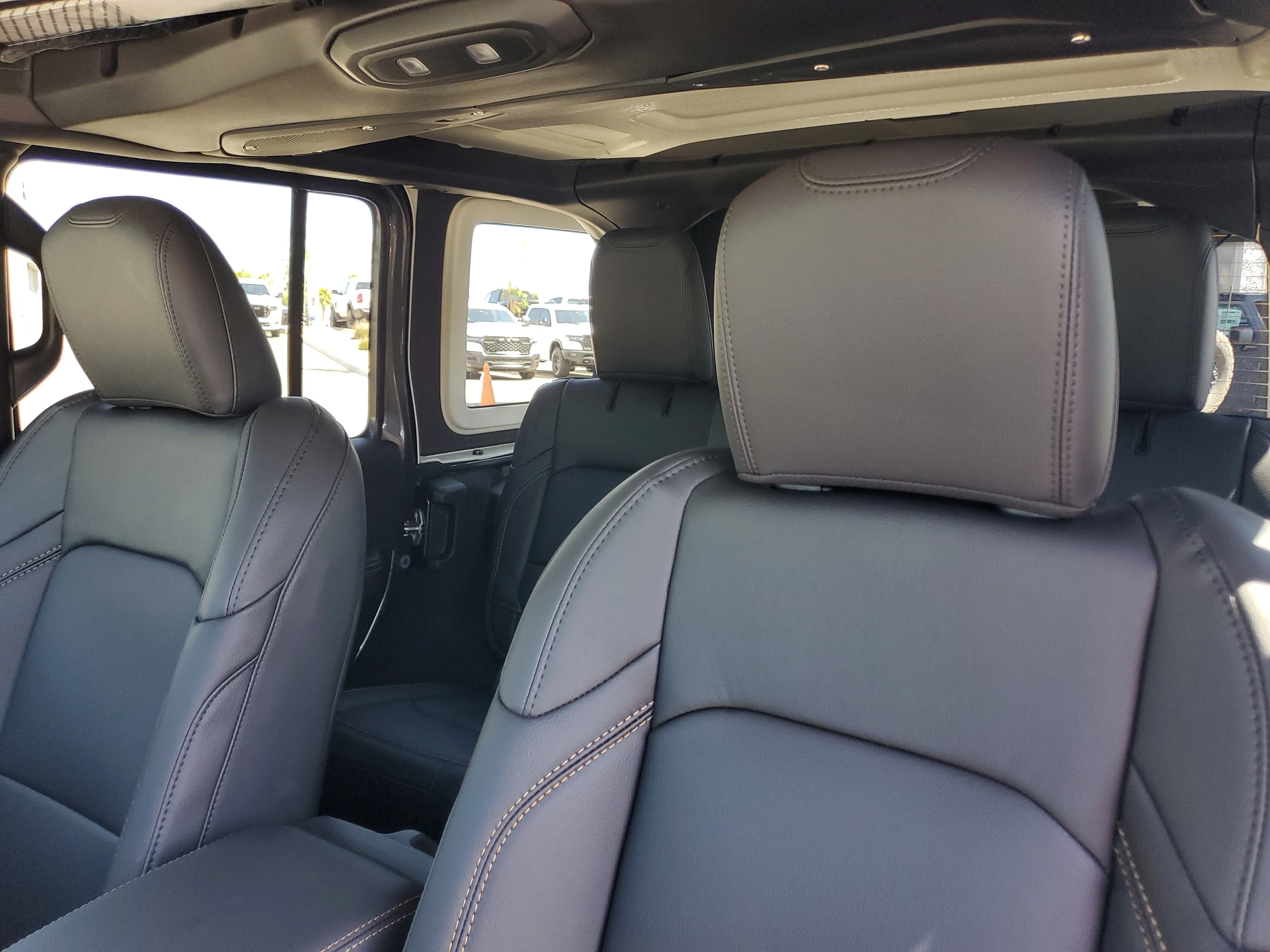 New 2026 Granite Crystal Metallic Clear-Coat Exterior Paint Jeep Sahara image 12