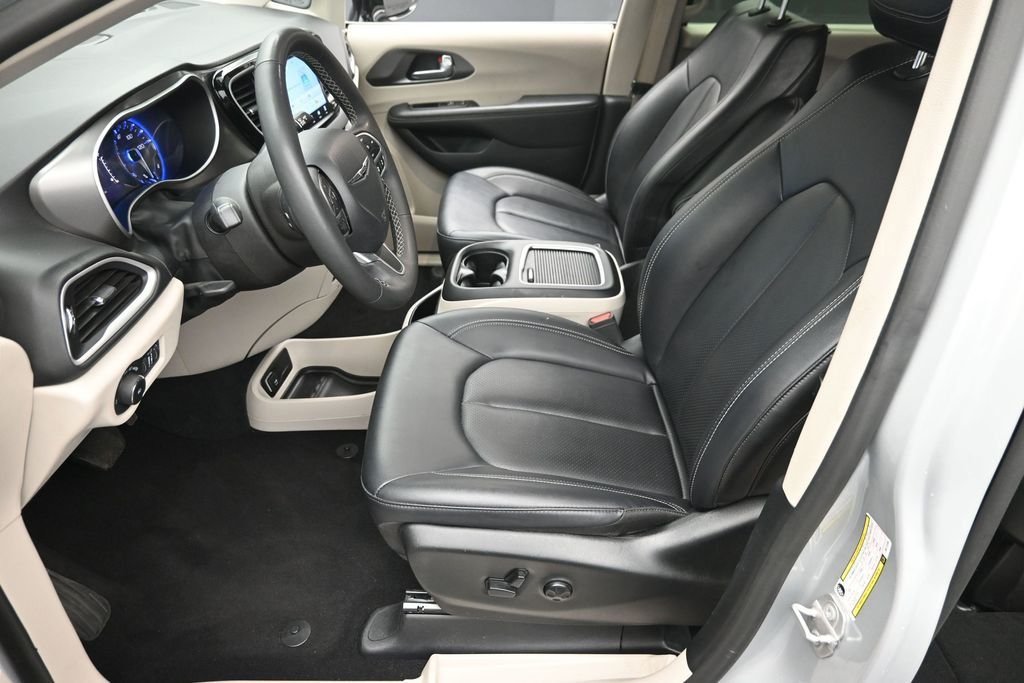 Used 2024 Silver Chrysler Touring L image 19