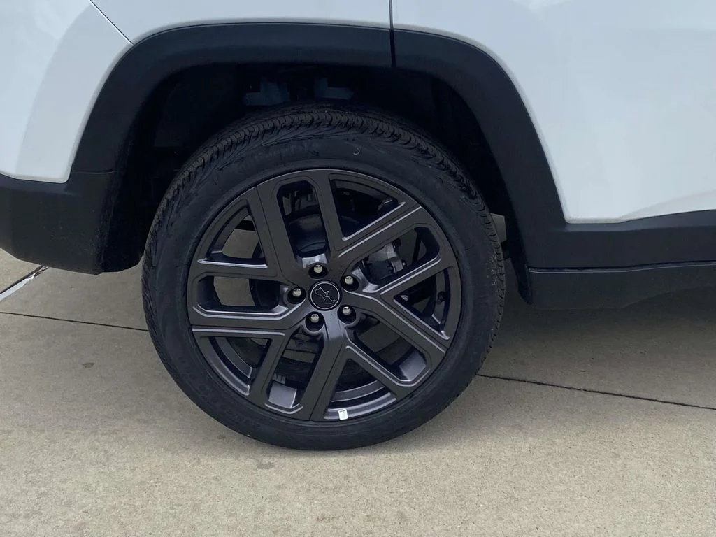 New 2026 Bright White Clear-Coat Exterior Paint Jeep Limited Altitude image 8