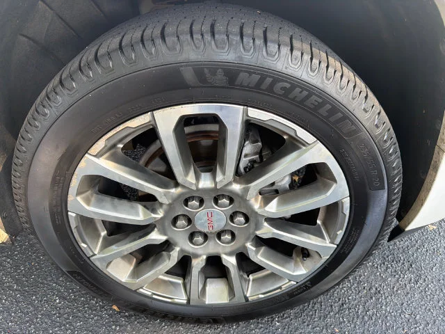 Used 2022 WHITE FROST TRICOAT GMC Denali image 12