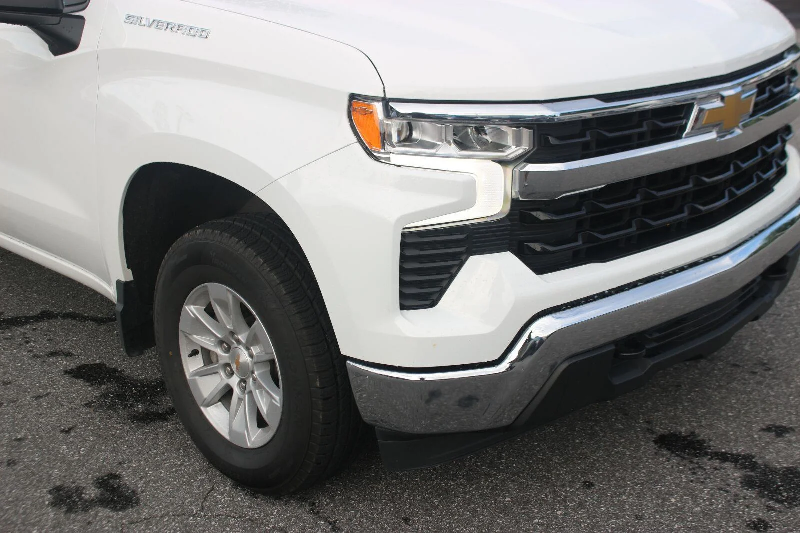 Used 2025 Summit White Chevrolet LT image 9
