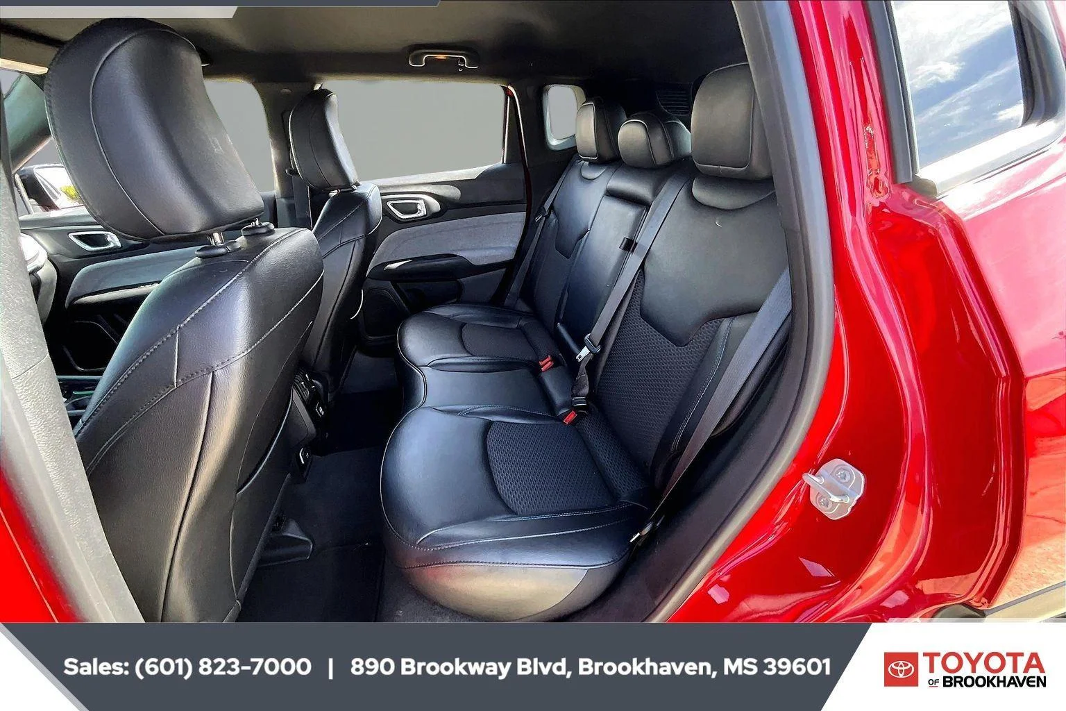Used 2024 Red Hot Pearlcoat Jeep Latitude image 19