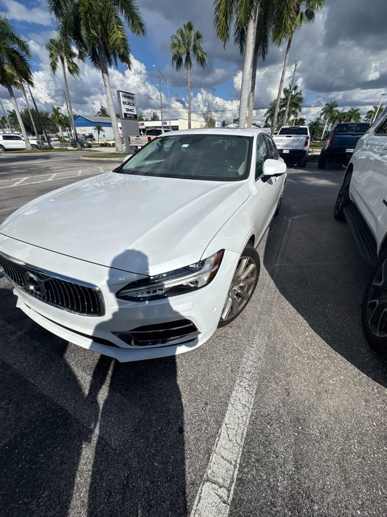 Used 2018 White Volvo T6 Inscription image 1