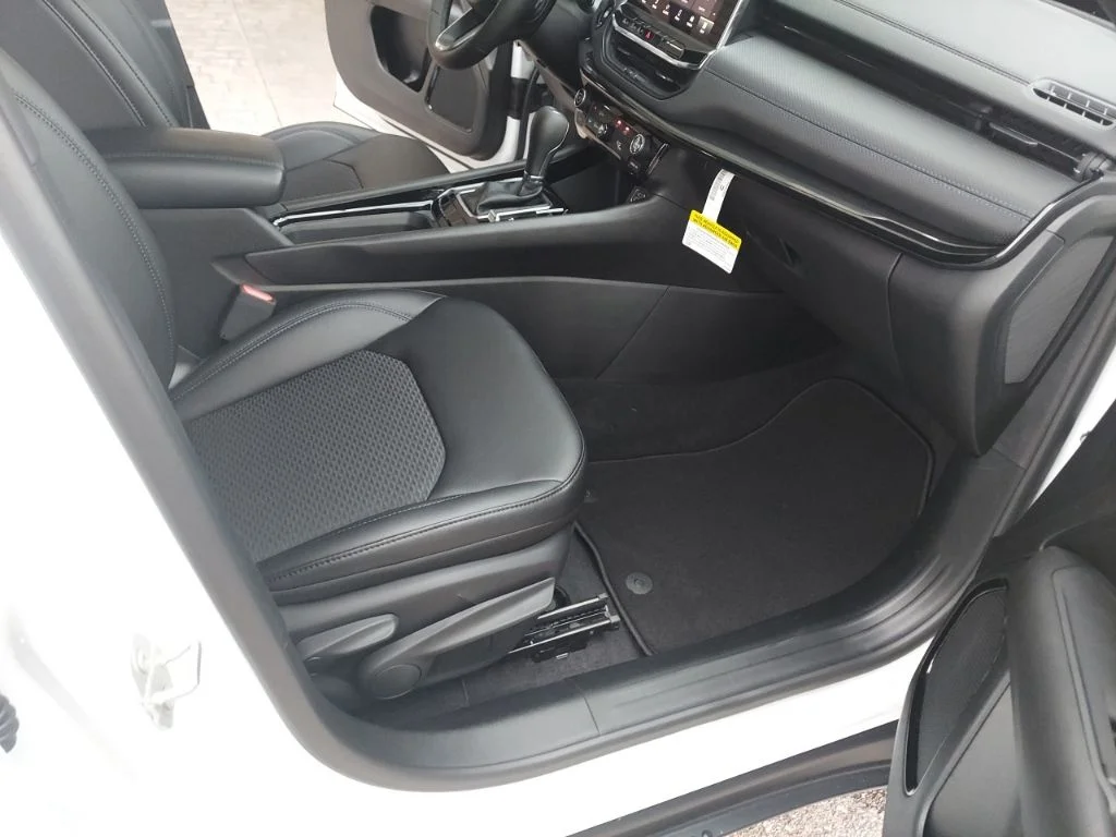 New 2026 Bright White Clearcoat Jeep Latitude image 33
