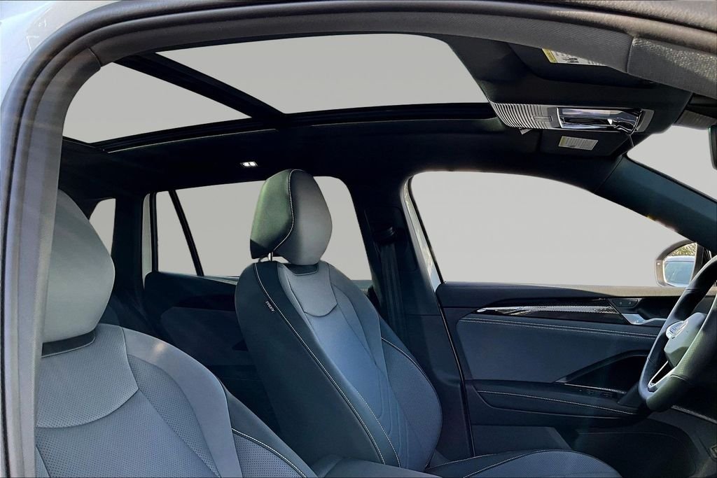 New 2026 White Volkswagen 2.0T SE R-Line Black image 27