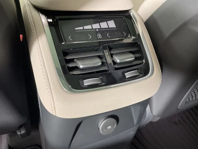 2025 Volvo XC90 Core - Photo 36