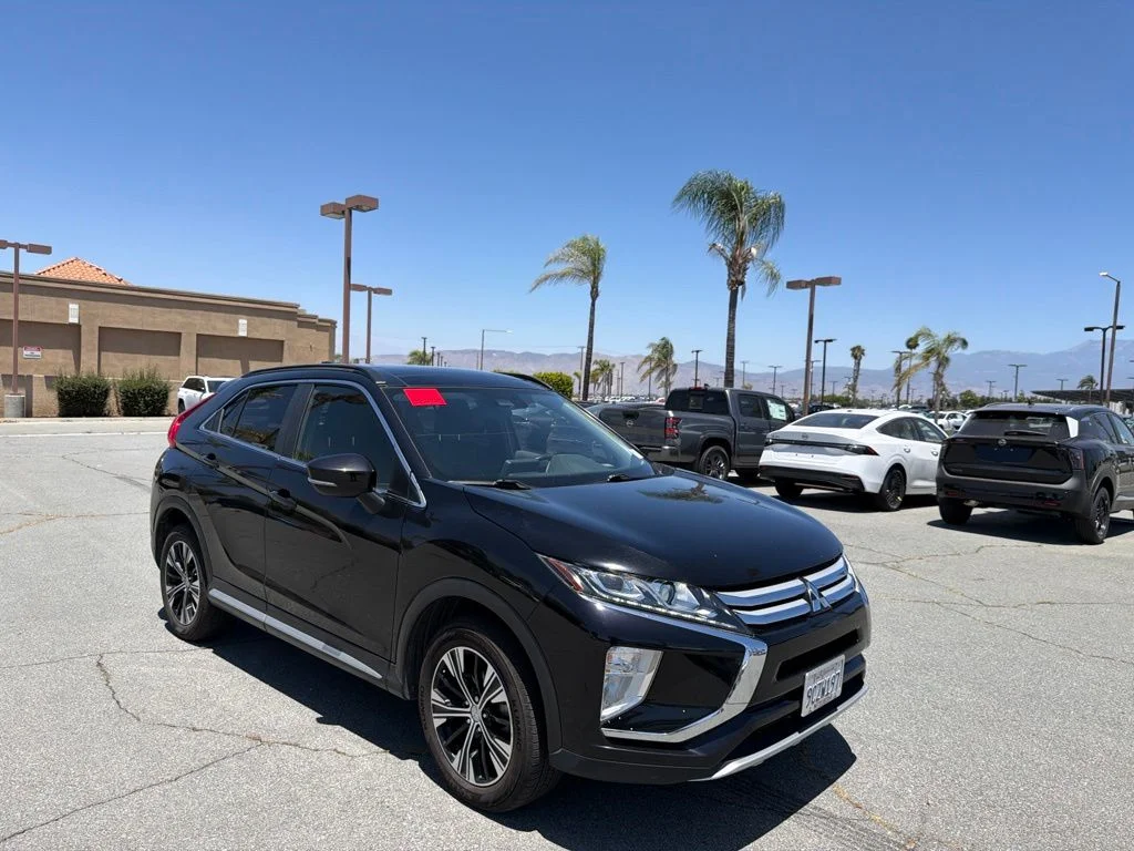 Used 2020  Mitsubishi SE image 2