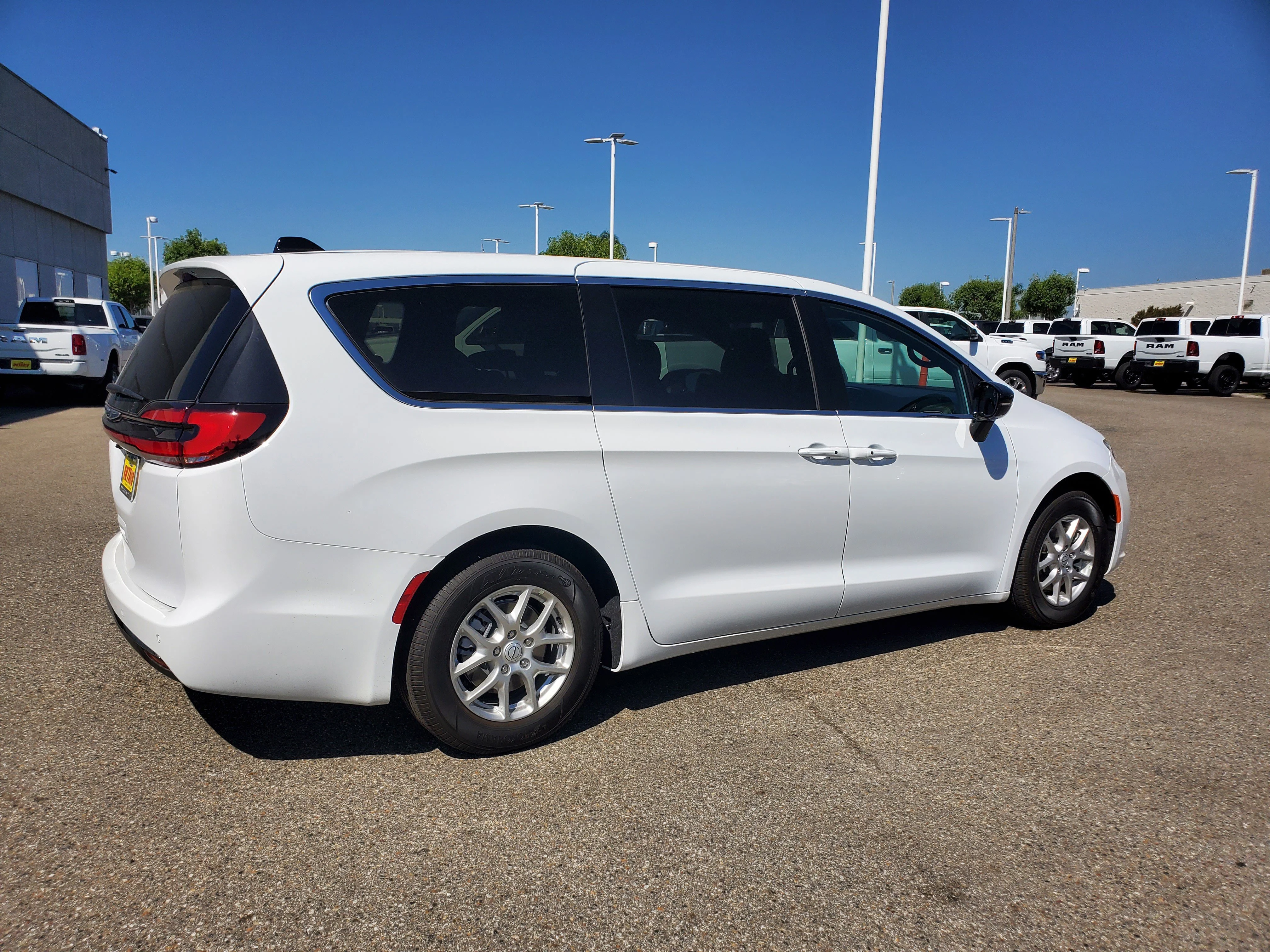 New 2026 Chrysler Voyager LX Passenger Van in Ontario #26C112