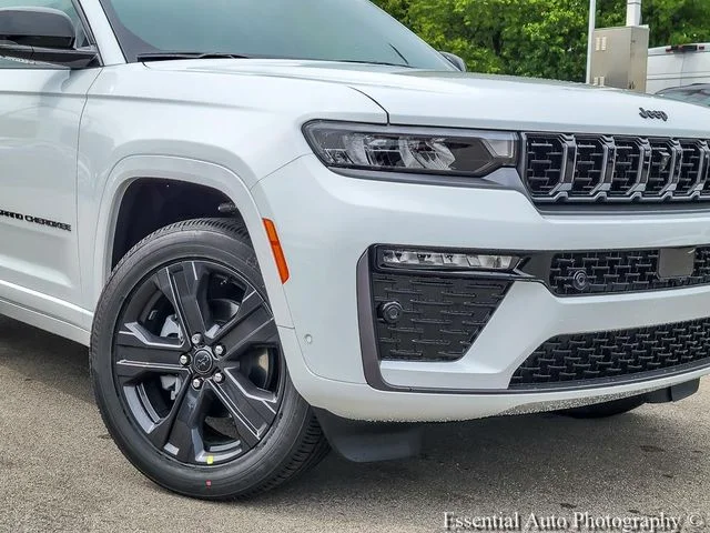 New 2027 Bright White Clear-Coat Paint Jeep Limited Reserve image 3