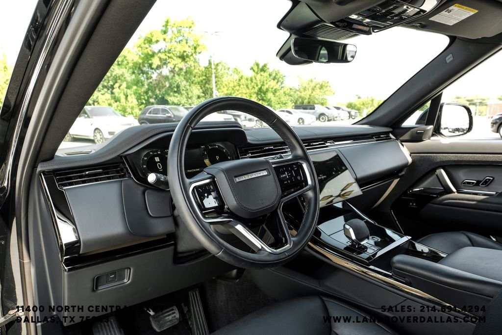 Used 2025 Santorini Black Metallic Land Rover SE image 2