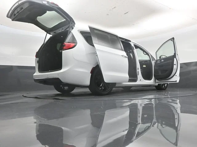 New 2026 Bright White Clear-Coat Exterior Paint Chrysler Limited image 58
