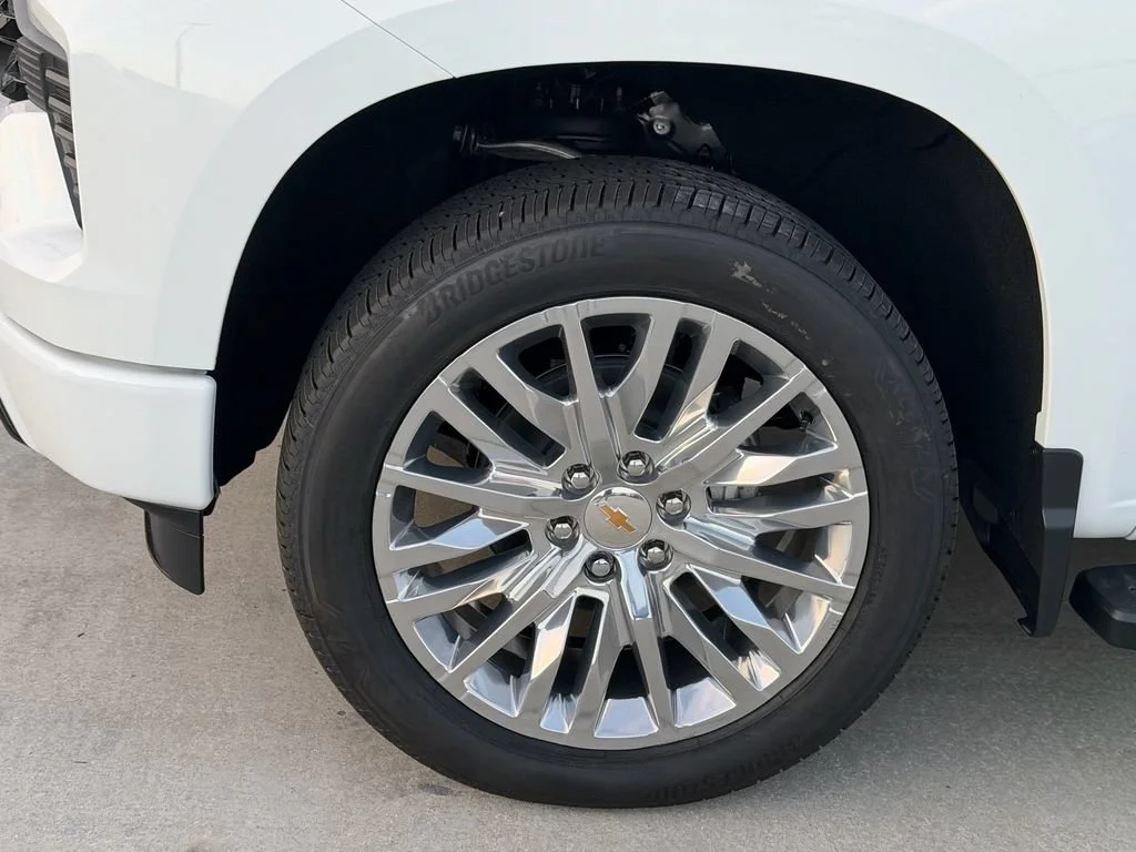 New 2026 Summit White Chevrolet RST image 4