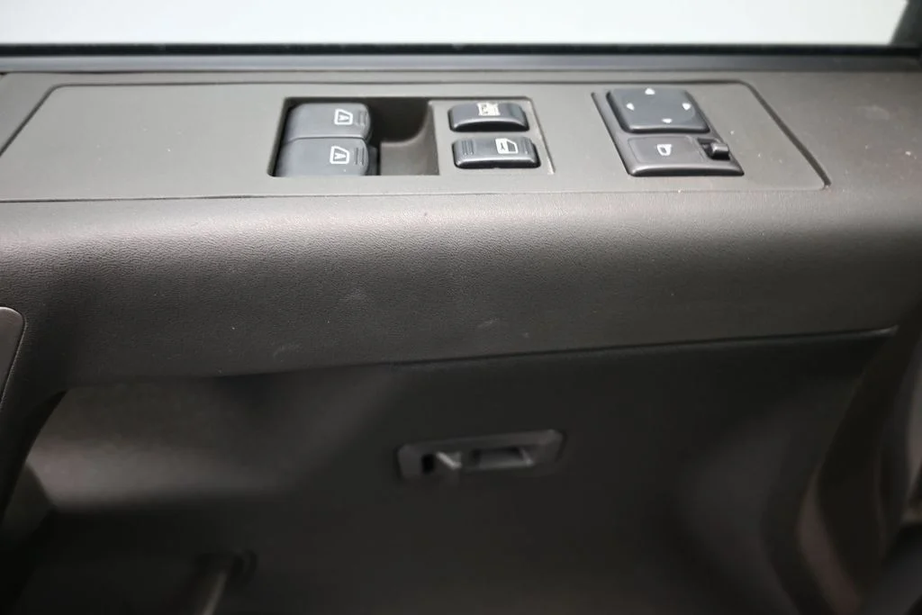 Used 2005 Silver Nissan SE image 12