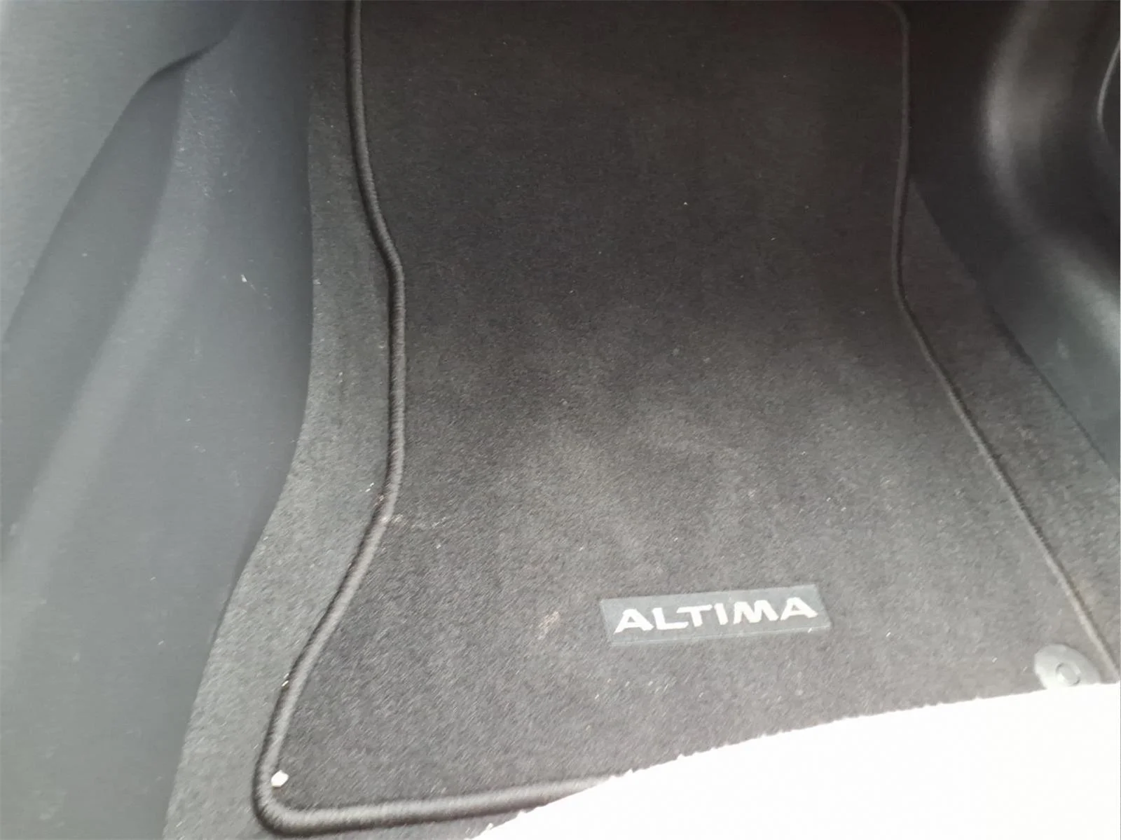 Used 2025 Glacier White Nissan SV image 28