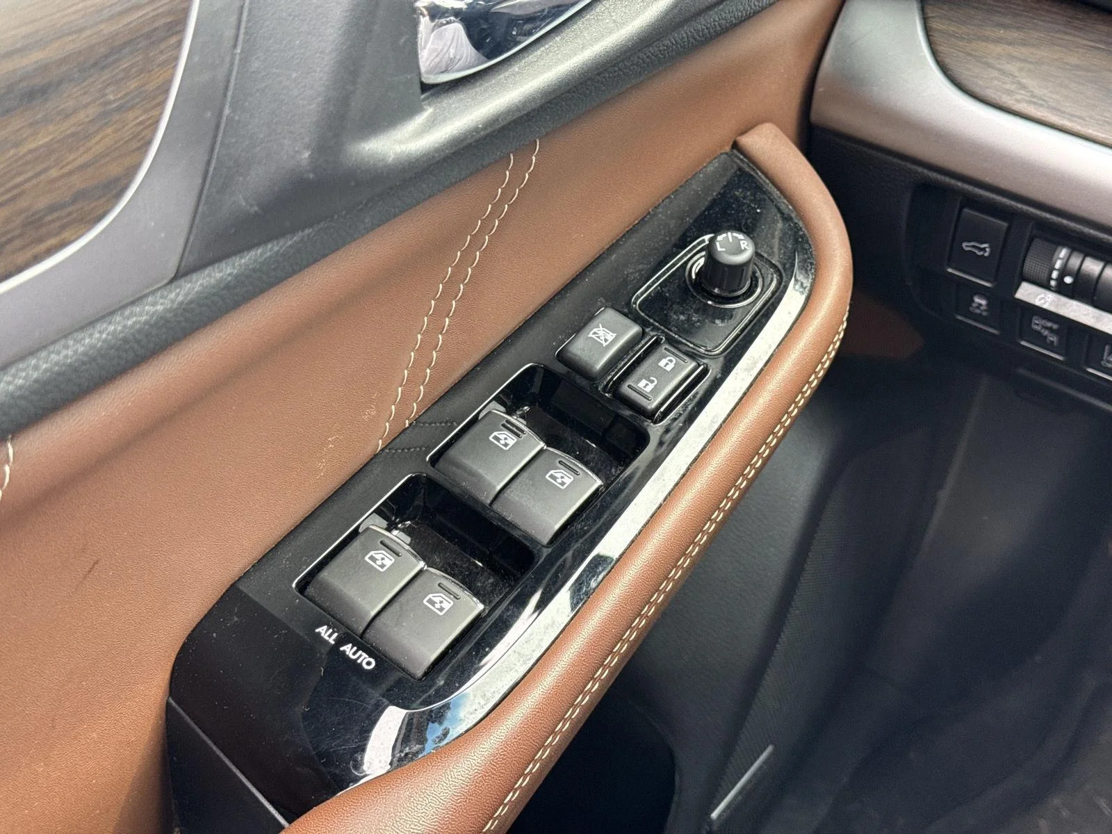Used 2019 Crystal White Pearl Subaru Touring image 20
