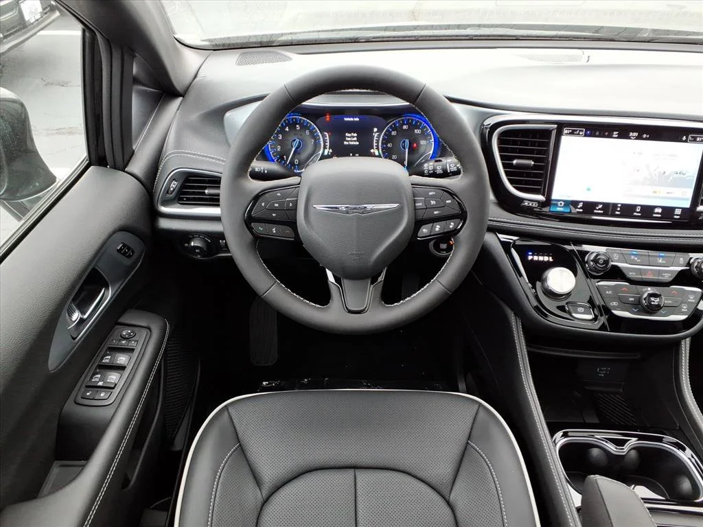 New 2026 Diamond Black Crystal Pearl-Coat Exterior Paint Chrysler Limited image 5