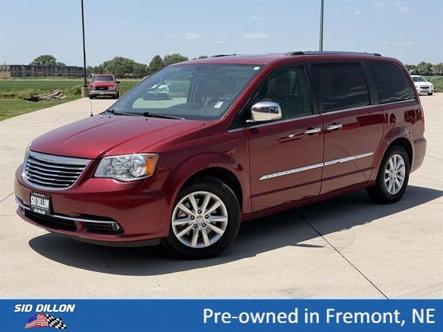 2016 Chrysler Town & Country Limited Platinum's photo