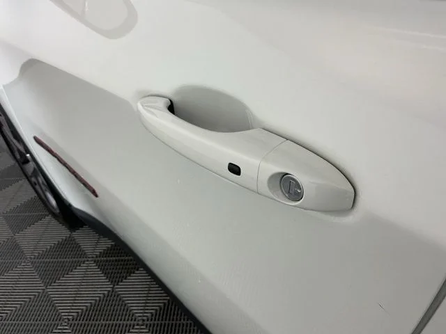 Used 2018 White Clearcoat Jeep Trailhawk image 11