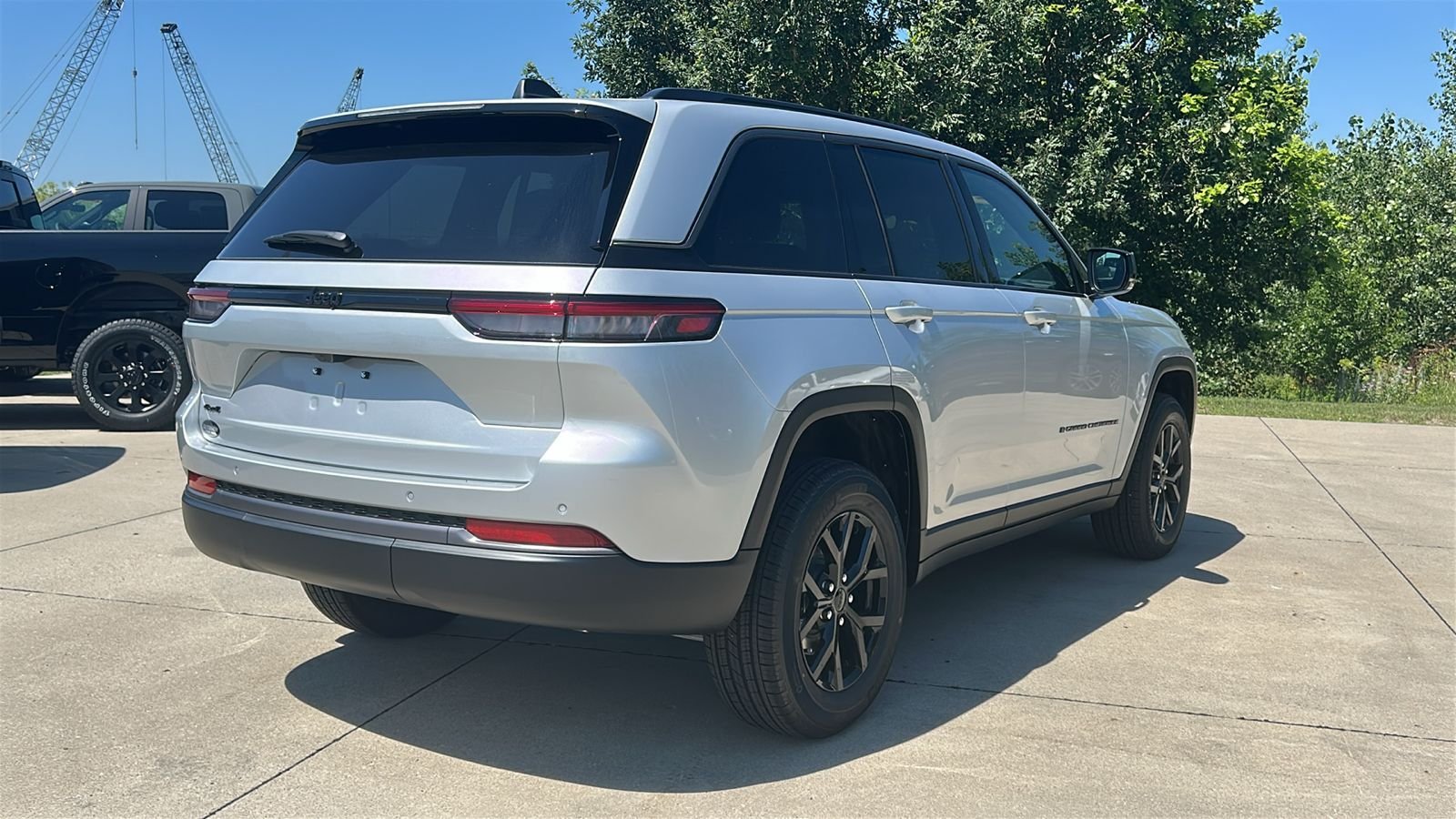 New 2026 Silver Zynith Exterior Paint Jeep Altitude image 4