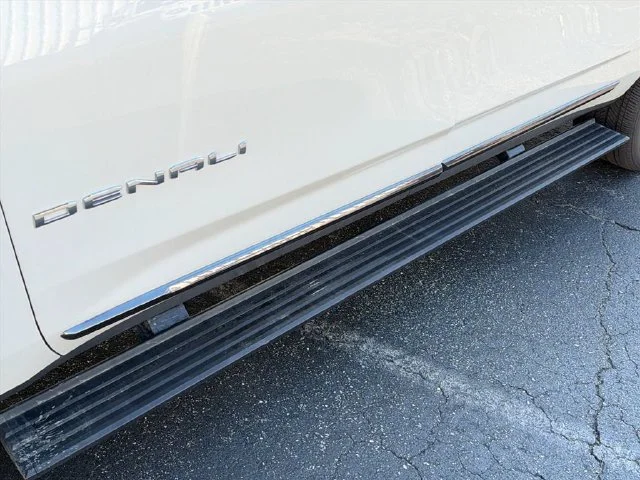 Used 2025 White Frost Tricoat GMC Denali Ultimate image 15