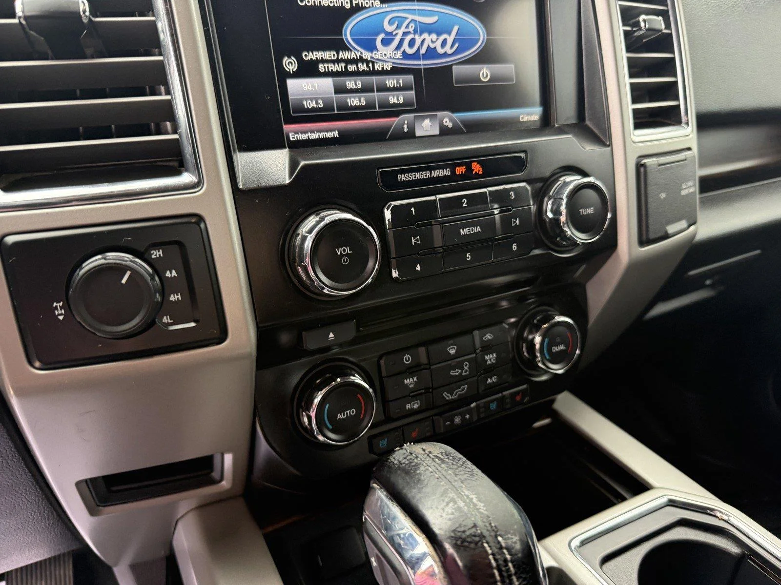 Used 2015 Magnetic Metallic Ford Lariat image 19