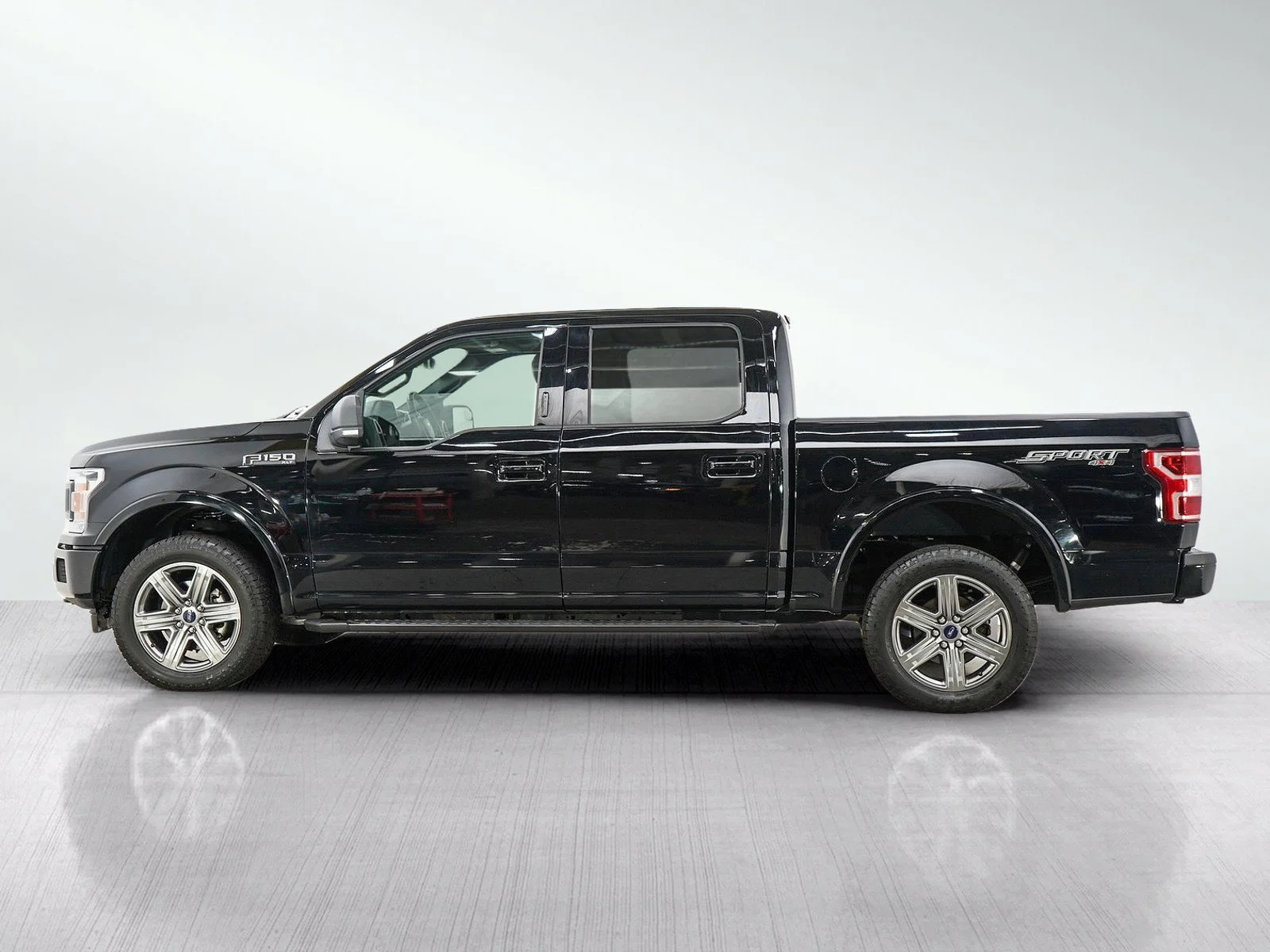Used 2018  Ford XL image 2