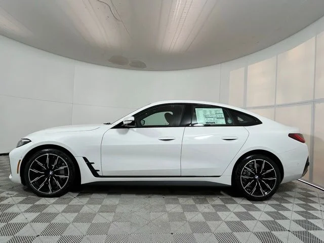 New 2026 White BMW xDrive40 image 4