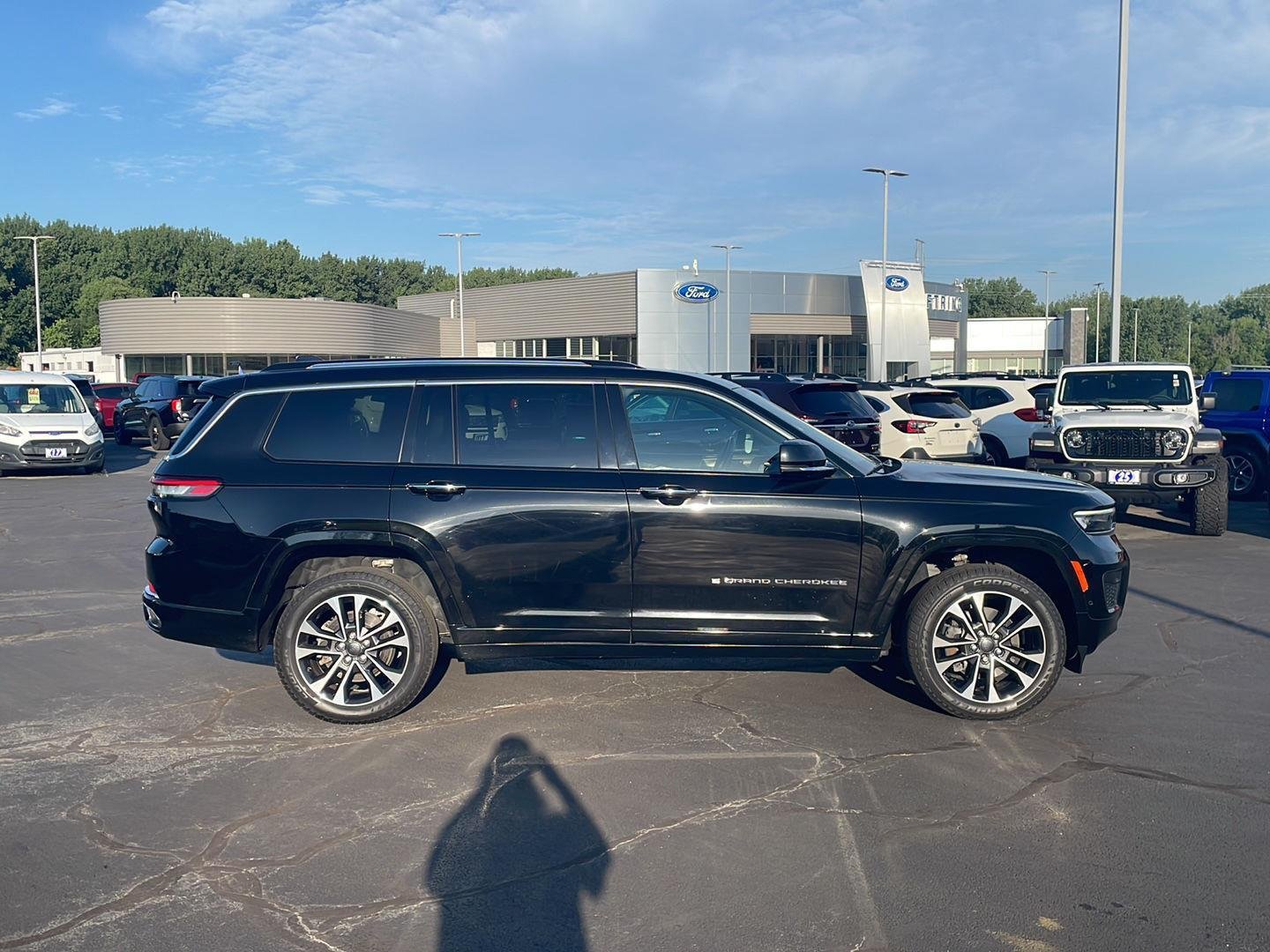 Used 2022 Diamond Black Jeep Overland image 6