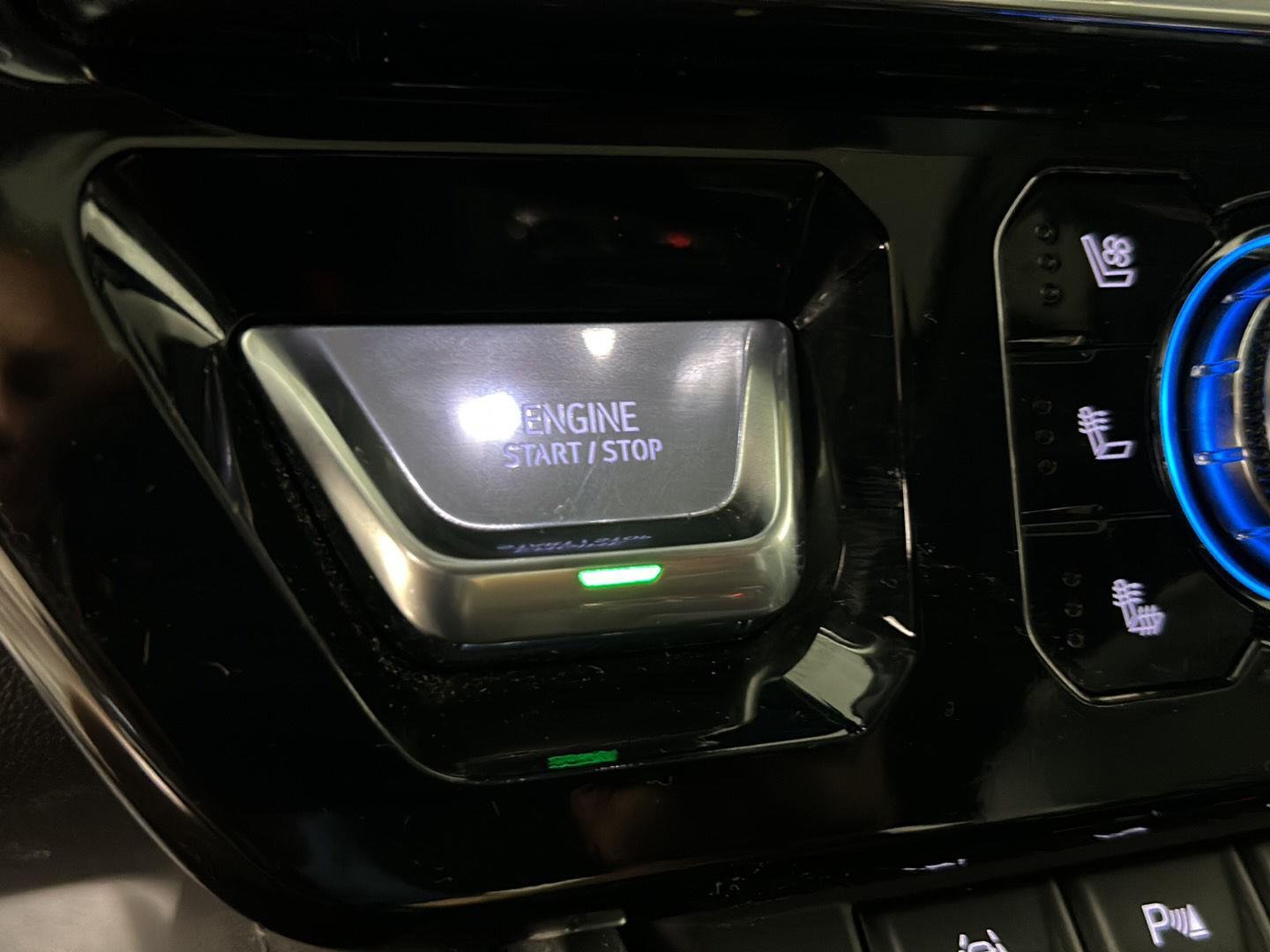 Used 2023 White Frost Tricoat GMC Denali image 27
