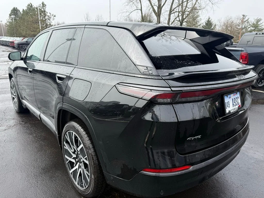 New 2025 Diamond Black Crystal Pearl-Coat Exterior Paint Jeep Limited image 5