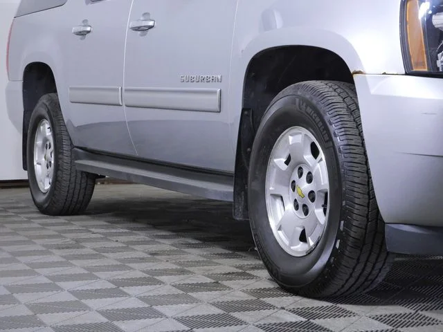 Used 2013 Chevrolet Suburban LT with VIN 1GNSKJE71DR179057 for sale in Shakopee, Minnesota