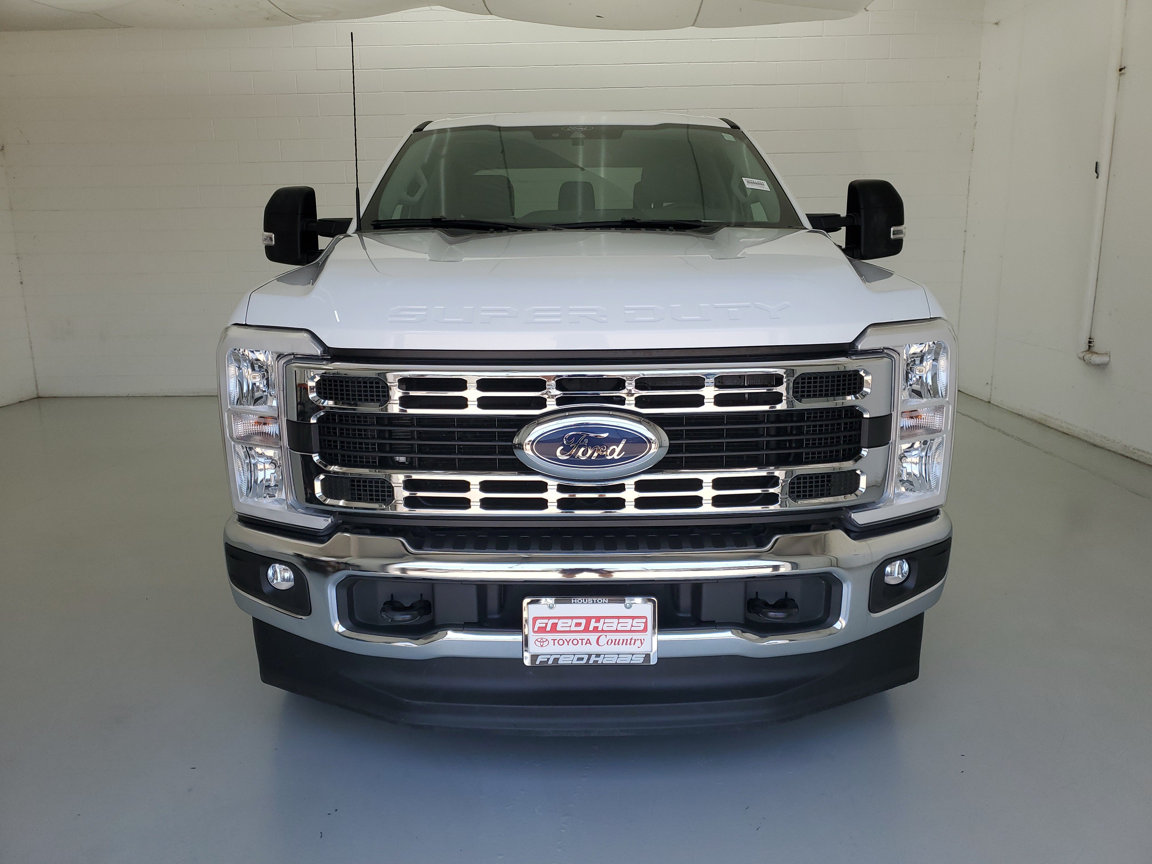 Used 2025 Oxford White Ford XLT image 3