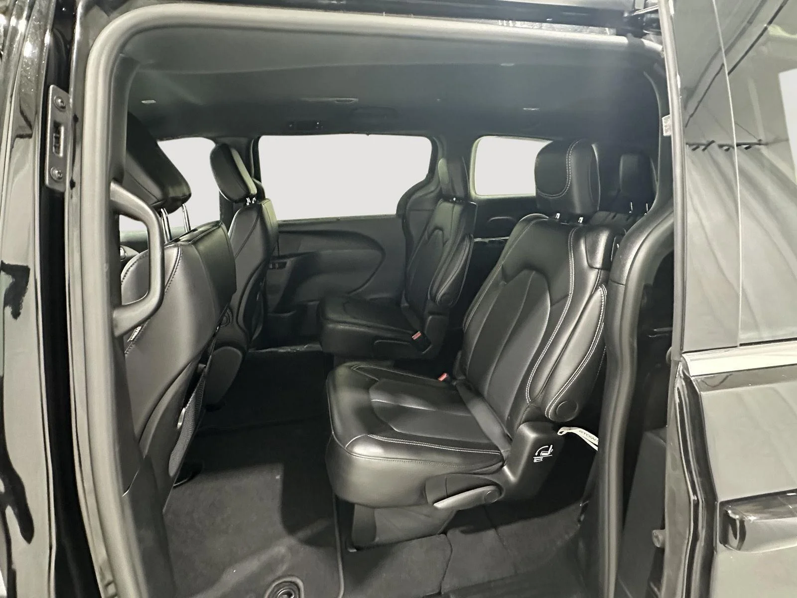 Used 2025 Diamond Black Crystal Pearlcoat Chrysler Select image 22