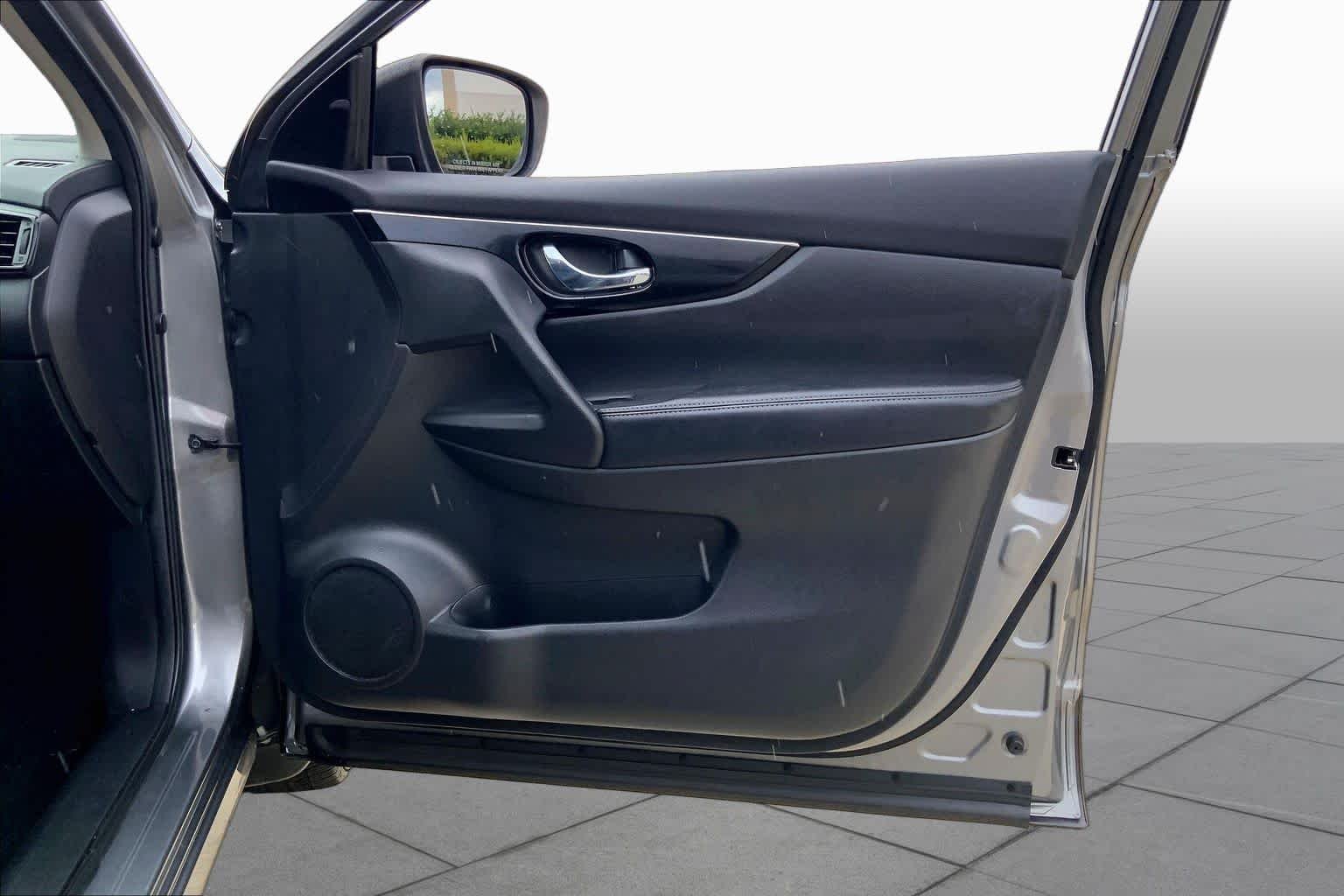 Used 2018 Gun Metallic Nissan SL image 23