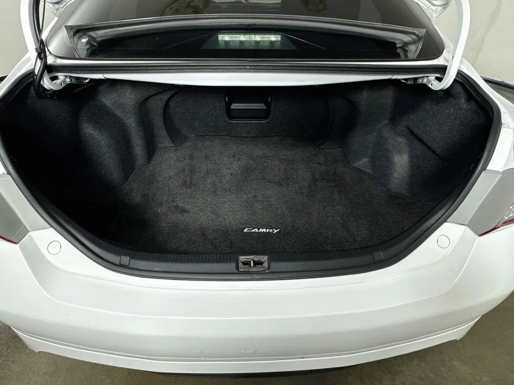 Used 2010 White Toyota LE image 28