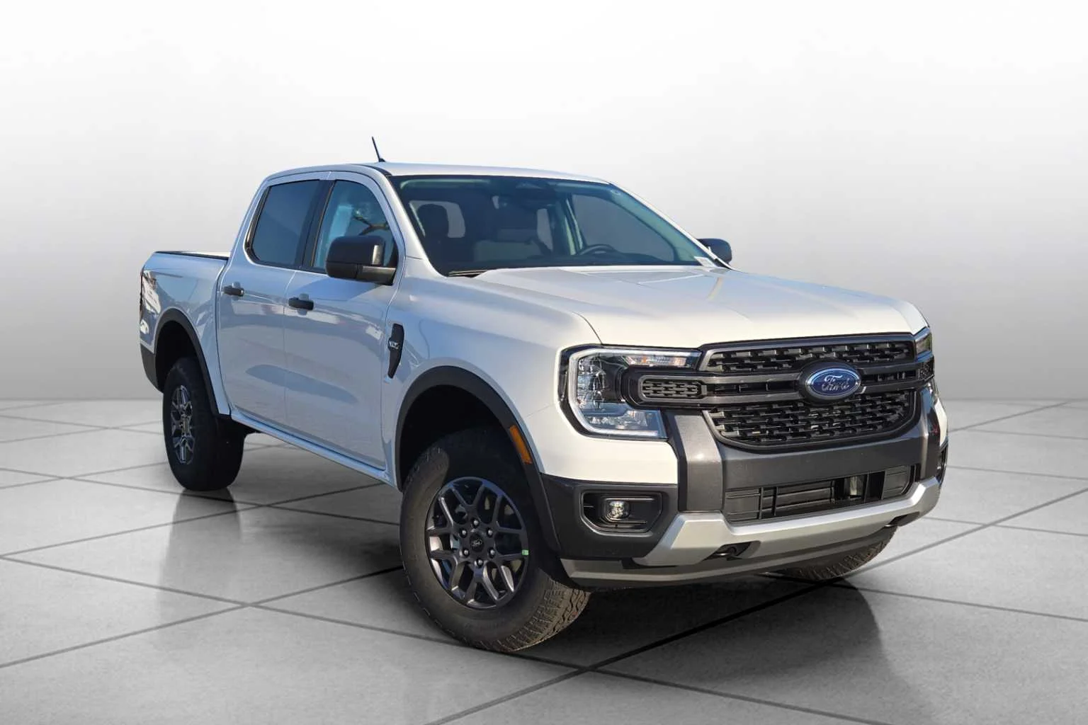 New 2026 Oxford White Ford XLT image 2