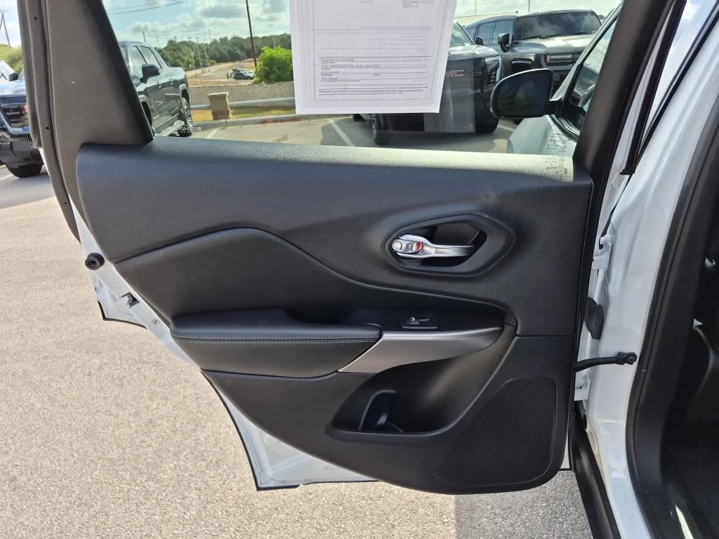 Used 2021 White Jeep Latitude Lux image 30