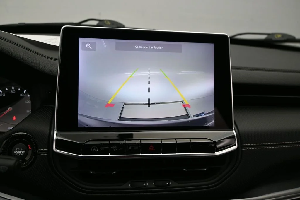Used 2024  Jeep Latitude image 18