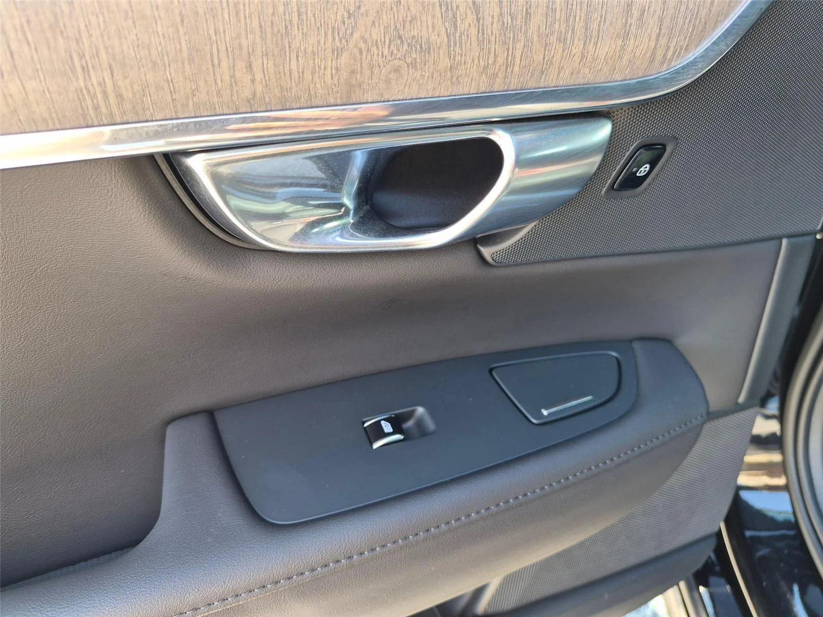 Used 2024 BLACK VOLVO  image 26