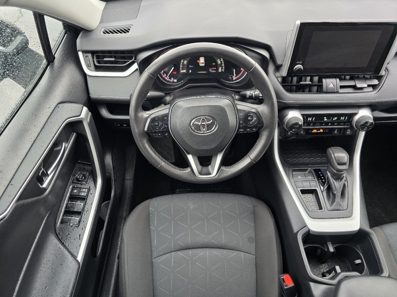 2025 Toyota RAV4 XLE - Photo 23