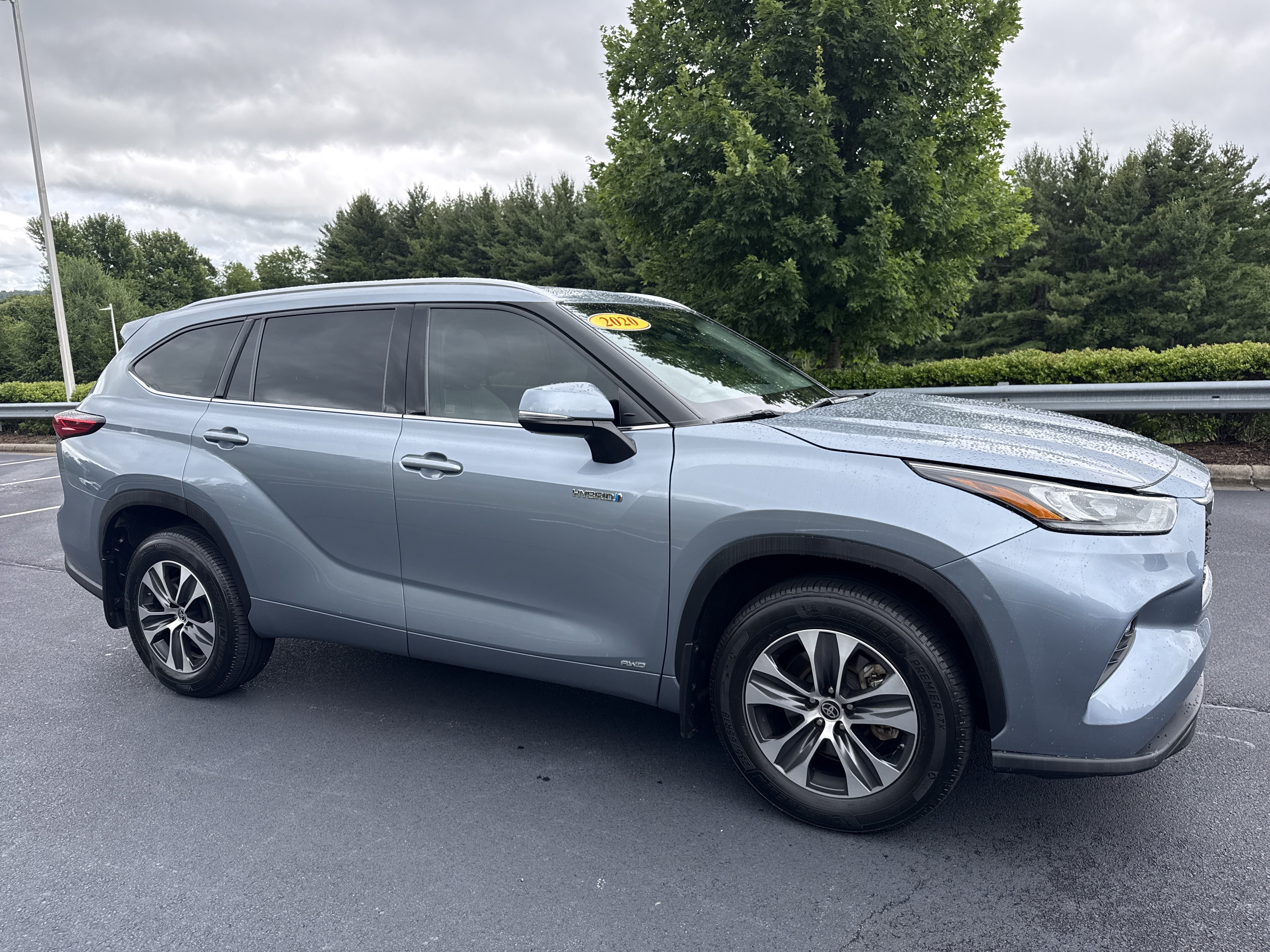 Used 2020 Moon Dust Toyota Hybrid XLE image 1