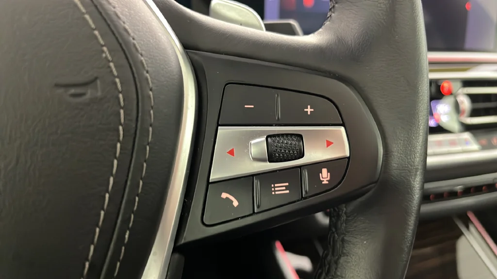 Used 2021 White BMW xDrive40i image 25