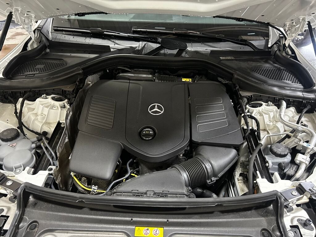 Used 2025 Polar White Mercedes-Benz GLC 300 image 34