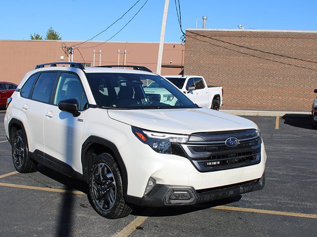 Used 2025 Crystal White Pearl Subaru Premium image 4