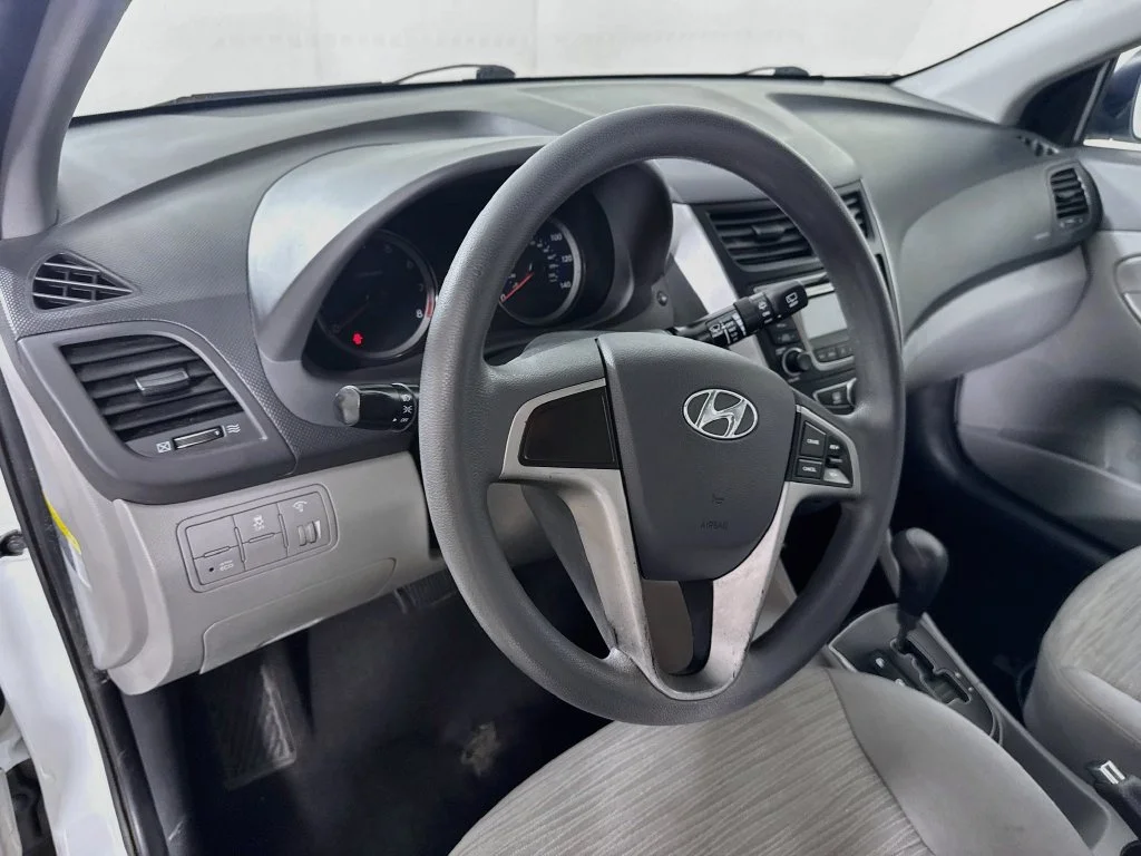 Used 2016 White Hyundai SE image 9